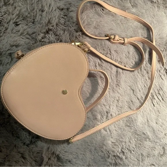 Light pink heart shaped crossbody or clutch purse LIKE NEW - Picture 3 of 8